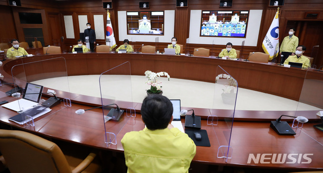 [서울=뉴시스]이영환 기자 = 정세균 국무총리가 28일 오후 서울 종로구 정부서울청사 영상회의실에서 열린 코로나19 대응 중앙재난안전대책본부(중대본) 회의에 참석해 발언을 하고 있다. 2021.03.28. 20hwan@newsis.com