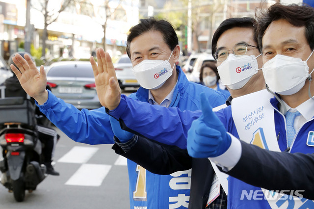 [부산=뉴시스]최동준 기자 = 더불어민주당 김영춘 부산시장 후보가 28일 부산 사상구 신모라교차로 인근에서 유세를 열고 안민석, 정일영 의원과 지지를 호소하고 있다. 2021.03.28. photocdj@newsis.com