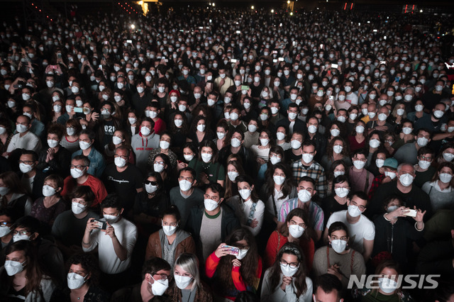 [바르셀로나=AP/뉴시스]3월 27일(현지시간) 스페인 바르셀로나에서 열린 실험 공연에서 관중들이 마스크를 쓰고 음악을 감상하고 있다. 2021.4.27.