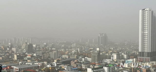 [청주=뉴시스] 조성현 기자 = 충북 전역에 황사 경보와 미세먼지 경보, 초미세먼지 주의보가 발효된 29일 오전 청주시 상당구 수암골에서 바라본 청주 도심이 뿌연 모습을 보이고 있다. 2021.03.29. jsh0128@newsis.com