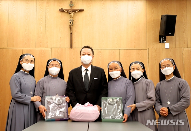 [서울=뉴시스]박용만 회장과 마리아수녀회 수녀들. (사진 = 요갤러리 제공) 2021.03.29.photo@newsis.com