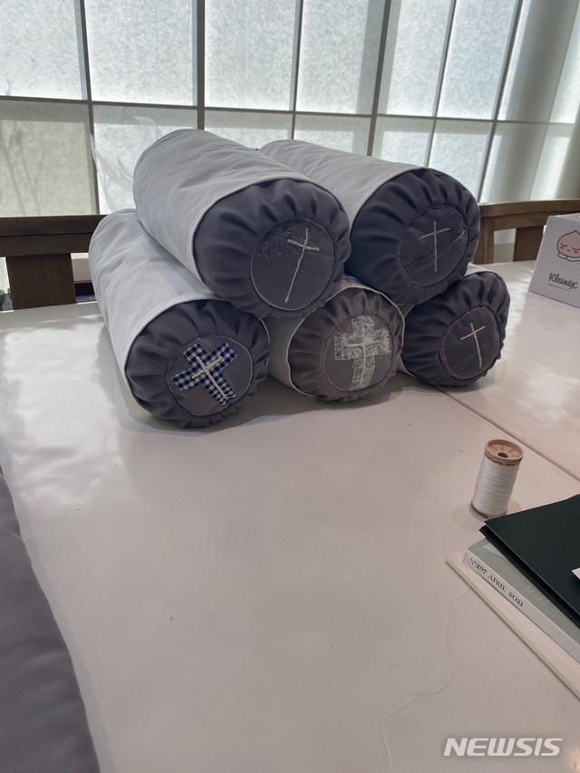 [서울=뉴시스]낡은 수녀복에서 새로 만들어진 치유 베개. (사진 = 요갤러리 제공) 2021.03.29.photo@newsis.com