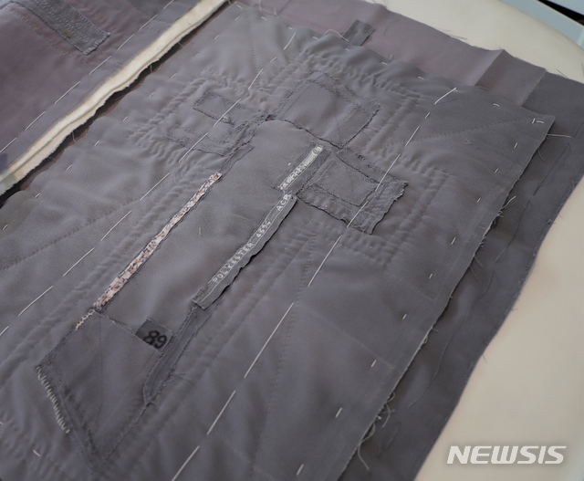 [서울=뉴시스]낡은 수녀복에서 기도방석으로 변신. (사진 = 요갤러리 제공) 2021.03.29.photo@newsis.com