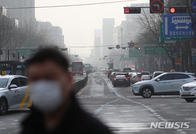 [서울=뉴시스]고승민 기자 = 전국 미세먼지와 초미세먼지가 '매우나쁨', 황사가 '나쁨'을 기록한 29일 서울 광화문 사거리에서 바라본 종로 일대 도심이 뿌옇다. 2021.03.29. kkssmm99@newsis.com