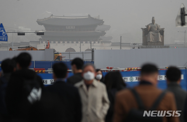 [서울=뉴시스]고승민 기자 = 전국 미세먼지와 초미세먼지가 '매우나쁨', 황사가 '나쁨'을 기록한 29일 서울 광화문 일대 대기가 뿌옇다. 2021.03.29. kkssmm99@newsis.com