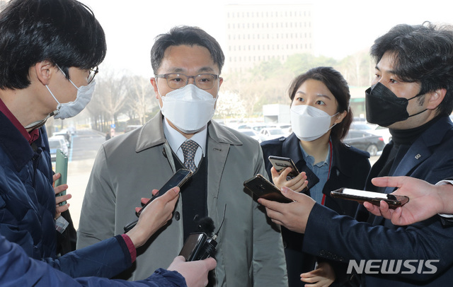 [과천=뉴시스]조수정 기자 = 김진욱 고위공직자범죄수사처(공수처) 처장이 29일 오전 경기 과천정부청사 공수처로 출근하며 취재진의 질문에 답하고 있다. (공동취재사진) 2021.03.29. photo@newsis.com