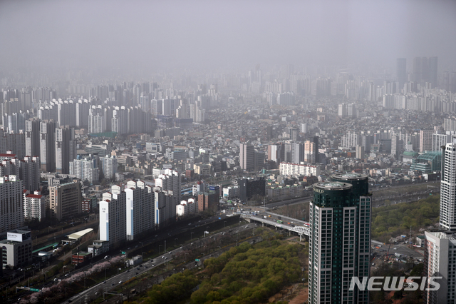 [서울=뉴시스]배훈식 기자 = 전국이 짙은 황사와 미세먼지의 영향을 받은 29일 오전 서울 도심이 잿빛으로 변해 있다. 2021.03.29. dahora83@newsis.com