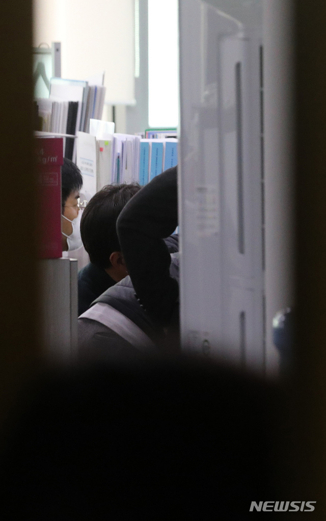 [세종=뉴시스]강종민 기자 = 전해철 행정안전부 장관 전 보좌관 가족의 부동산 투기 의혹을 수사중인 경찰이 29일 정부세종청사 국토교통부 공공주택추진단에 대해 압수수색을 벌이고 있다. 2021.03.29. ppkjm@newsis.com