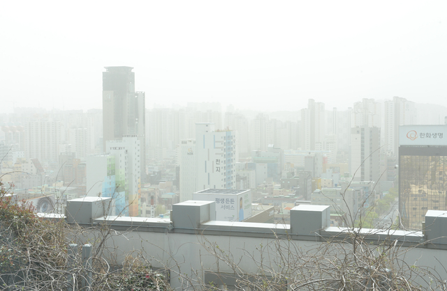 [울산=뉴시스] 배병수 기자 =울산에 황사 경보가 내려진 29일 오전 남구 시청 옥상에서 바라본 울산 도심이 미세먼지로 가득차 있다. 2021.03.29. bbs@newsis.com