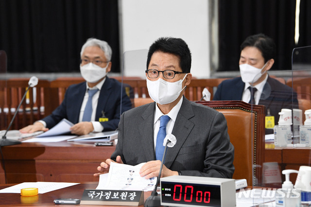 [서울=뉴시스]김진아 기자 = 박지원 국가정보원장이 29일 오후 서울 여의도 국회에서 열린 정보위원회 전체회의에 출석해 회의 개회를 기다리고 있다. (공동취재사진) 2021.03.29. photo@newsis.com