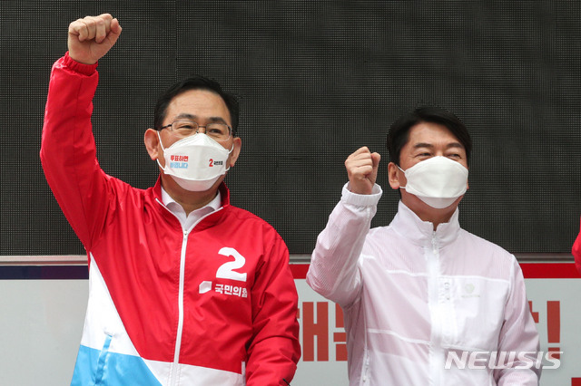 [서울=뉴시스]국회사진기자단 = 안철수(오른쪽) 국민의당 대표와 주호영 국민의힘 원내대표가 29일 서울 여의도역 앞에서 열린 증권가 순회 인사 및 합동유세에서 시민들에게 오세훈 국민의힘 후보에 대한 지지를 호소하고 있다. 2021.03.29. photo@newsis.com