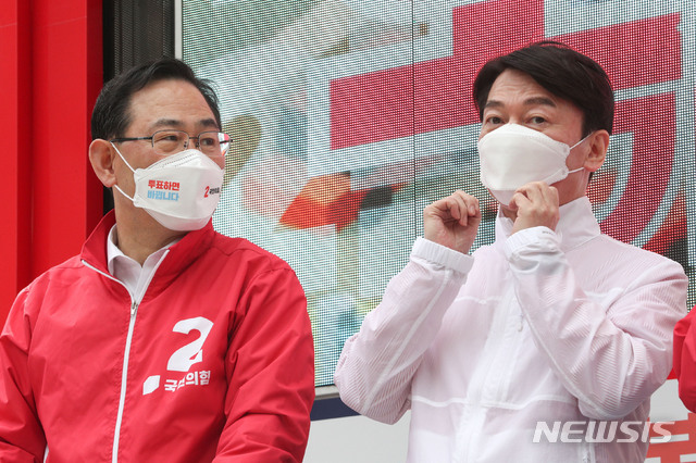 [서울=뉴시스]국회사진기자단 = 주호영(왼쪽) 국민의힘 원내대표(현 당대표 권한대행)와 안철수 국민의당 대표가 29일 서울 여의도역 앞에서 열린 증권가 순회 인사 및 오세훈 당시 국민의힘 서울시장 후보에 대한 합동유세에 참석해 있다. 2021.03.29. photo@newsis.com