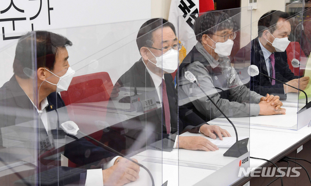 [서울=뉴시스]김진아 기자 = 주호영(가운데) 국민의힘 원내대표가 29일 서울 여의도 국회에서 '대우조선 매각반대 범시민 대책위원회'(범대위)와의 간담회를 하고 있다. (공동취재사진) 2021.03.29. photo@newsis.com