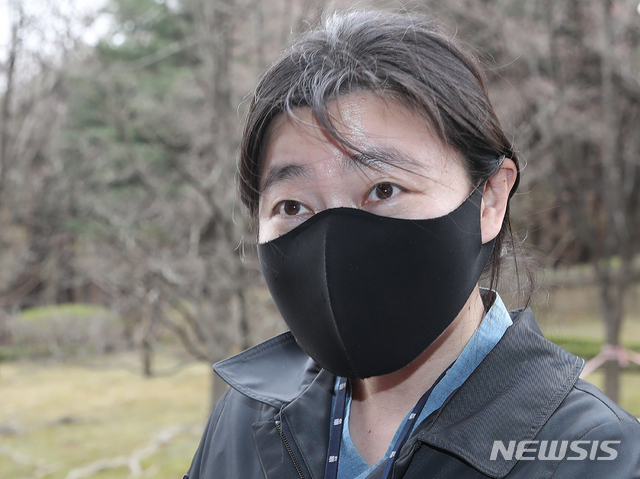 [과천=뉴시스]조수정 기자 = 임은정 대검찰청 감찰정책연구관(부장검사)이 지난달 29일 오후 법무부 감찰관실·대검 감찰부 첫 연석회의 참석을 위해 경기 과천시 법무부 청사로 들어서고 있다. 2021.03.29. chocrystal@newsis.com