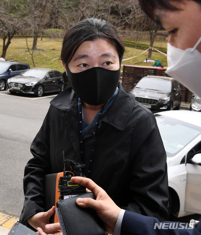 [과천=뉴시스]조수정 기자 = 법무부와 대검찰청의 '한명숙 모해위증' 사건 합동감찰 첫 실무자급 연석회의에 참석하기 위해 임은정 대검 감찰정책연구관이 지난 3월29일 오후 경기 과천시 법무부청사에 들어서며 취재진의 질문에 답변하고 있다. (공동취재사진) 2021.03.29. photo@newsis.com