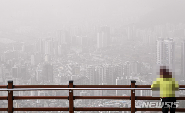 [부산=뉴시스] 지난해 3월 29일 황사경보 발령된 부산. 