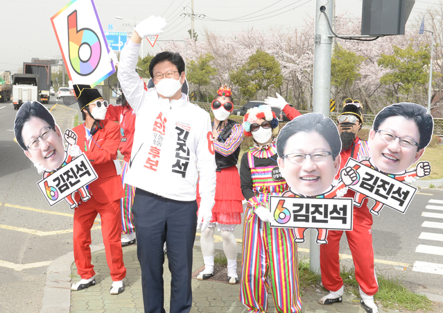 [울산=뉴시스] 배병수 기자 =진보당 김진석 울산 남구청장 재선거 후보자가 29일 오후 울산 북구 명촌교 북단교차로에서 운동원들과 함께 시민들에게 인사를 하고 있다. 2021.03.29. bbs@newsis.com