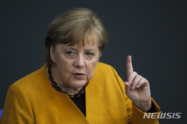 [AP/뉴시스] 3월24일 메르켈 총리가 하원에서 의원 질의에 답변하고 있다