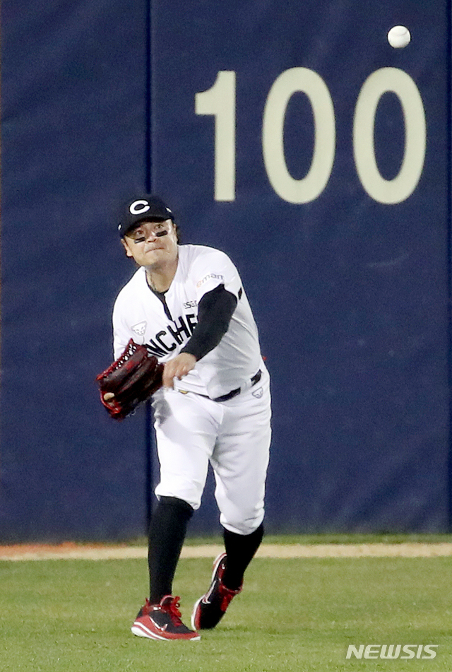 [서울=뉴시스]김병문 기자 = 29일 오후 서울 송파구 잠실야구장에서 열린 2021 프로야구 LG 트윈스와 SSG 랜더스의 시범경기, 4회말 1아웃 주자 1,2루 상황 LG 이형종의 좌전안타 때 SSG 추신수가 송구하고 있다. 2021.03.29. dadazon@newsis.com