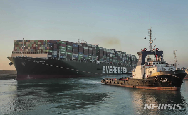 [수에즈=수에즈운하관리청·AP/뉴시스] 이집트 수에즈 운하에 좌초된 초대형 컨테이너선박 에버기븐호를 지난 3월29일 예인선이 끌고 있는 모습. 2021.07.05.