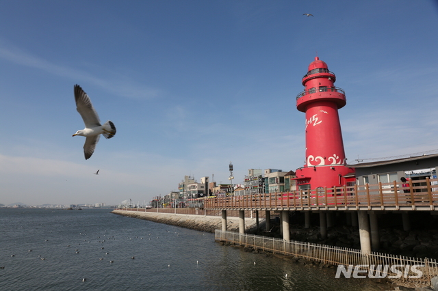 오이도 빨간 등대 주변 전경.