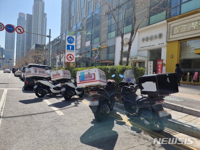 [인천=뉴시스] 김동영 기자 = 인천 시내에 배달 오토바이 여러 대가 주차돼 있다. 2021. 3.30. dy0121@newsis.com 이 사진은 기사 내용과 직접적 관련 없음