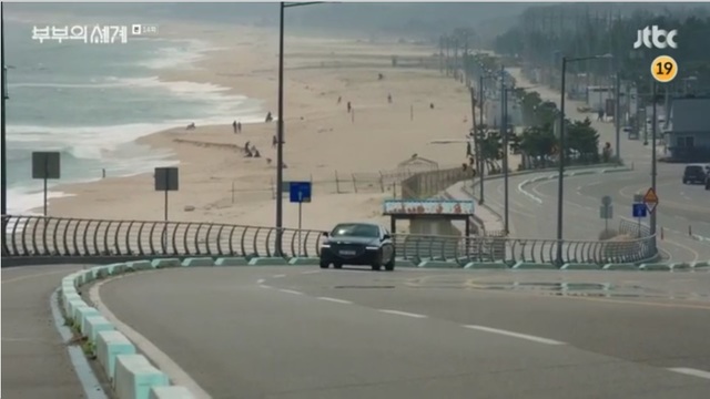 지난해 JTBC에서 방영된 드라마 부부의 세계에 배경으로 등장한 강원 양양군 동호리 해수욕장. (사진=JTBC 방송 화면 캡쳐) *재판매 및 DB 금지