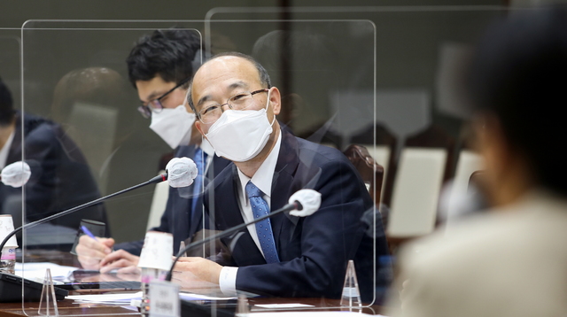 [서울=뉴시스] 불용 군복류 불법 유출 근절을 위한 민·관·군 협의회에서 발표 듣는 김윤석 국방부 전력자원관리실장. 2021.03.30. (사진=국방부 제공) *재판매 및 DB 금지