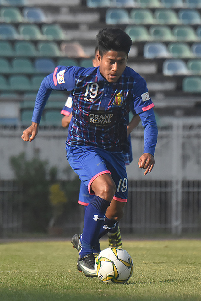 [서울=뉴시스]말레이시아 프로축구 2부리그에서 뛰고 있는 미얀마 축구선수 헤인 흐텟 아웅. 그는 이달 초 경기 도중 미얀마의 쿠데타 반대 시위대가 저항의 상징으로 사용하는 3손가락 경례를 했다가 말레이시아 축구협회로부터 1경기 출전 금지의 징계를 당했다. <사진 출처 : 글로벌 뉴 라이트 오브 미얀마> 2021.3.30