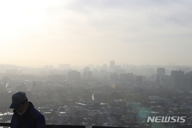 [서울=뉴시스]배훈식 기자 = 전국 대부분 지역 미세먼지 농도가 매우나쁨 수준을 보인 30일 오전 서울 도심이 뿌옇게 흐려져 있다. 2021.03.30. dahora83@newsis.com