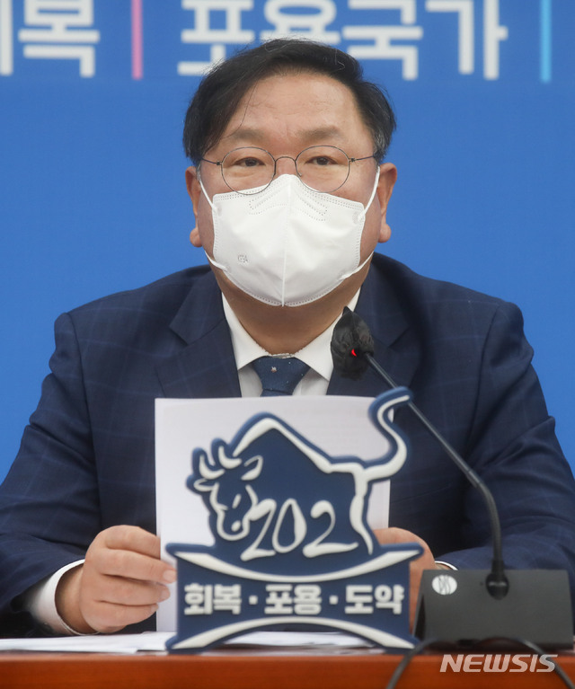 [서울=뉴시스]김진아 기자 = 김태년 더불어민주당 당대표 직무대행이 30일 오전 서울 여의도 국회에서 열린 원내대책회의에서 발언을 하고 있다. (공동취재사진) 2021.03.30. photo@newsis.com