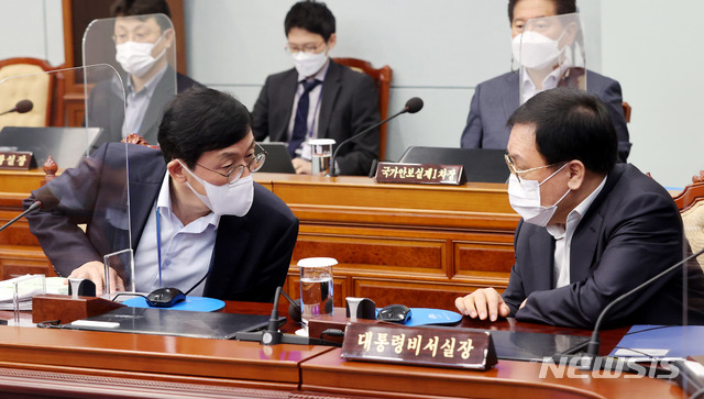 [서울=뉴시스]추상철 기자 = 이호승 정책실장이 30일 오전 청와대 여민관에서 열린 제14회 국무회의에 참석해 유영민 대통령비서실장과 대화하고 있다. 2021.03.30. scchoo@newsis.com
