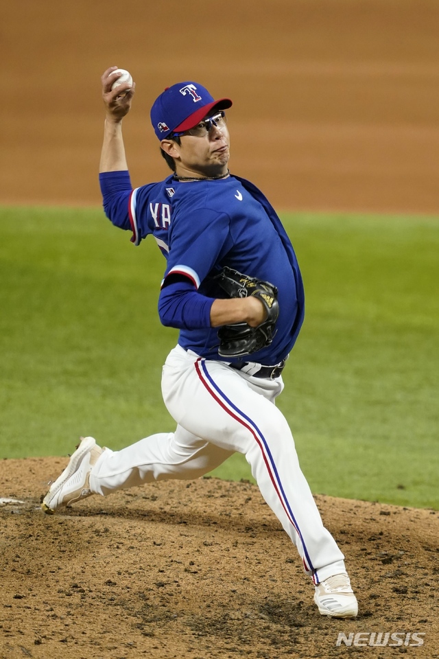 [알링턴=AP/뉴시스]텍사스 레인저스 양현종이 29일(현지시간) 미 텍사스주 알링턴의 글로브라이프필드에서 열린 밀워키 브루어스와의 시범경기에 0-2로 뒤진 6회 초 구원등판해 투구하고 있다. 양현종은 ⅔이닝 동안 1안타 3볼넷 2실점하며 1이닝을 채우지 못했다. 2021.03.30.