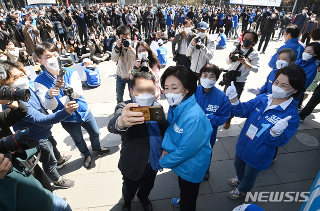 [서울=뉴시스]국회사진기자단 = 박영선 더불어민주당 서울시장 후보가 30일 서울 성동구 왕십리역 광장에서 열린 집중유세에서 한 시민과 기념촬영을 하고 있다. 2021.03.30. photo@newsis.com