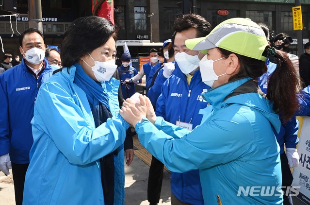 [서울=뉴시스]국회사진기자단 = 박영선 더불어민주당 서울시장 후보가 30일 서울 성동구 왕십리역 광장에서 열린 집중유세에서 시민들과 인사하고 있다. 2021.03.30. photo@newsis.com