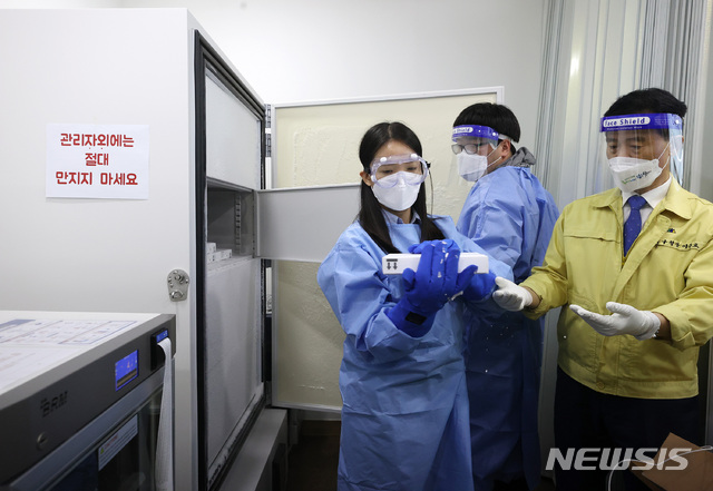 [서울=뉴시스]최진석 기자 = 4월 1일부터 만 75세 이상 고령층 접종에 사용될 코로나19 화이자 백신이 30일 서울 성북구청 예방접종센터 백신보관소에 도착해 관계자가 초저온 냉동고로 옮기고 있다. (공동취재사진) 2021.03.30. photo@newsis.com