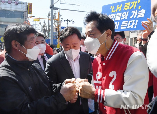 [서울=뉴시스]국회사진기자단 = 오세훈 국민의힘 서울시장 후보가 30일 서울 영등포역 광장 유세에 도착하며 지지자들과 주먹인사를 하고 있다. 2021.03.30. photo@newsis.com