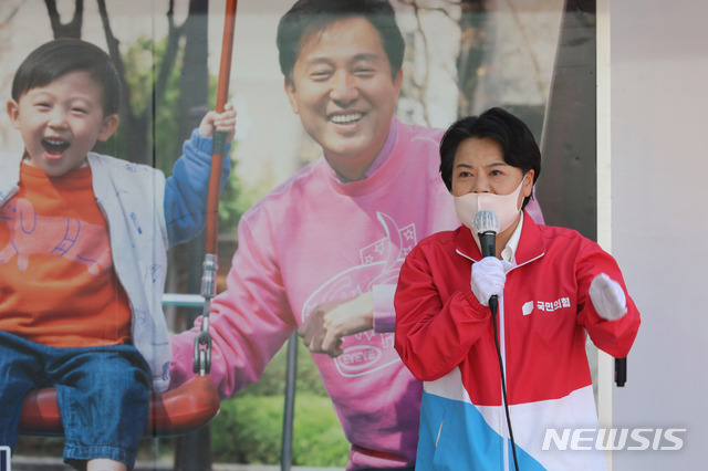 [서울=뉴시스]국회사진기자단 = 이재명 경기도지사와 윤희숙 국민의힘 의원이 '재산비례 벌금제'를 놓고 설전을 이어가고 있다. 윤 의원은 26일 페이스북을 통해 "먼저 개념을 분명히 이해한 후 국민에게 이해를 구하는 게 중요하지 '한글 독해력' 얘기할 때가 아니다"며 받아쳤다. 사진은 지난달 30일 서울 영등포역 앞에서 열린 오세훈 서울시장 후보 집중유세에서 지지연설 중인 윤 의원의 모습. 2021.04.26. photo@newsis.com