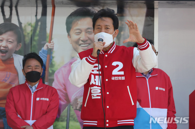 [서울=뉴시스]국회사진기자단 = 오세훈 국민의힘 서울시장 후보가 30일 오후 서울 영등포역 앞에서 열린 집중유세에서 지지를 호소하고 있다. 2021.03.30. photo@newsis.com