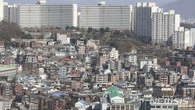 [서울=뉴시스]최진석 기자 = 30일 서울 도심에서 바라본 성북구 한 아파트 아래에 공공재개발 2차 후보지로 선정된 성북1구역 일대가 보이고 있다. 정부는 지난 29일 성북1지구를 포함한 총 16곳(성북1, 상계3, 천호A1-1, 본동, 금호23, 숭인동 116, 신월7동-2, 홍은1, 충정로1, 연희동 721-6, 거여새마을, 전농9, 중화122, 장위8, 장위9, 신길1)의 공공재개발 2차 후보지를 발표했다. 2021.03.30. myjs@newsis.com