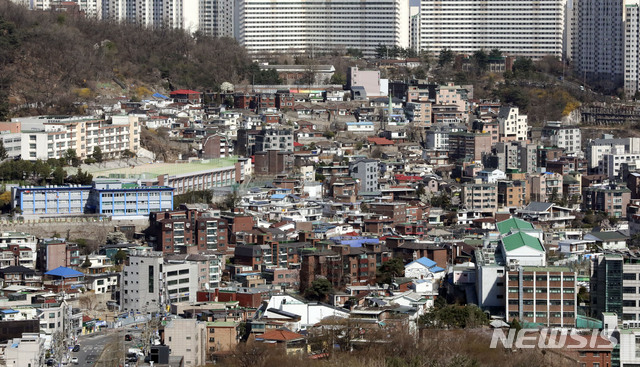 [서울=뉴시스]최진석 기자 = 서울 도심에서 바라본 성북구 한 아파트 아래에 공공재개발 2차 후보지로 선정된 성북1구역 일대가 보이고 있다.  2021.03.30. myjs@newsis.com