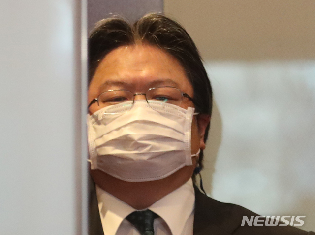 [서울=뉴시스]김명원 기자 = 지난달 30일 소마 히로히사 주한 일본대사관 총괄공사가 서울 종로구 외교부에 초치 되어 들어서고 있다.&nbsp; 2021.03.30. kmx1105@newsis.com