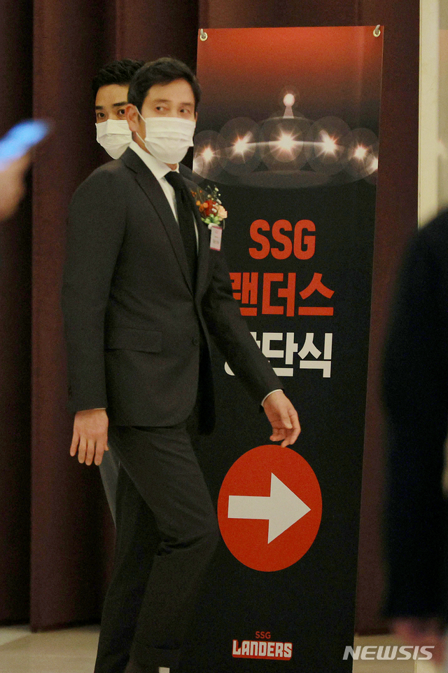 [서울=뉴시스]김병문 기자 = 정용진 신세계그룹 부회장이 30일 오후 서울 중구 웨스틴 조선호텔에서 열린 ‘SSG 랜더스’ 창단식에 참석하고 있다. (공동취재사진) 2021.03.30. photo@newsis.com