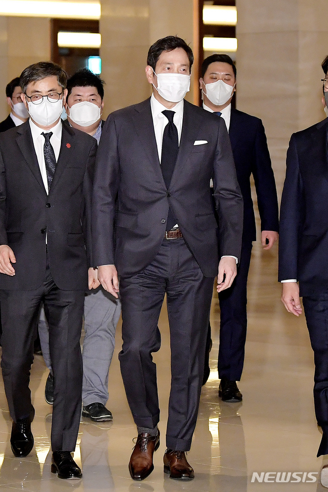 [서울=뉴시스]김병문 기자 = 정용진 신세계그룹 부회장이자 SSG 랜더스 구단주가 30일 오후 서울 중구 웨스틴 조선호텔에서 열린 SSG 랜더스 창단식에 참석하고 있다. (공동취재사진) 2021.03.30. photo@newsis.com