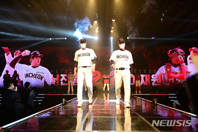 [서울=뉴시스]김병문 기자 = SSG 랜더스 서진용과 이재원이 30일 오후 서울 중구 웨스틴 조선호텔에서 열린 SSG 랜더스 창단식에서 유니폼을 소개하고 있다. (공동취재사진) 2021.03.30. photo@newsis.com