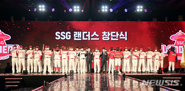 [서울=뉴시스]김병문 기자 = 정용진 SSG 랜더스 구단주와 선수단이 30일 오후 서울 중구 웨스틴 조선호텔에서 열린 SSG 랜더스 창단식에서 포즈를 취하고 있다. (공동취재사진) 2021.03.30. photo@newsis.com
