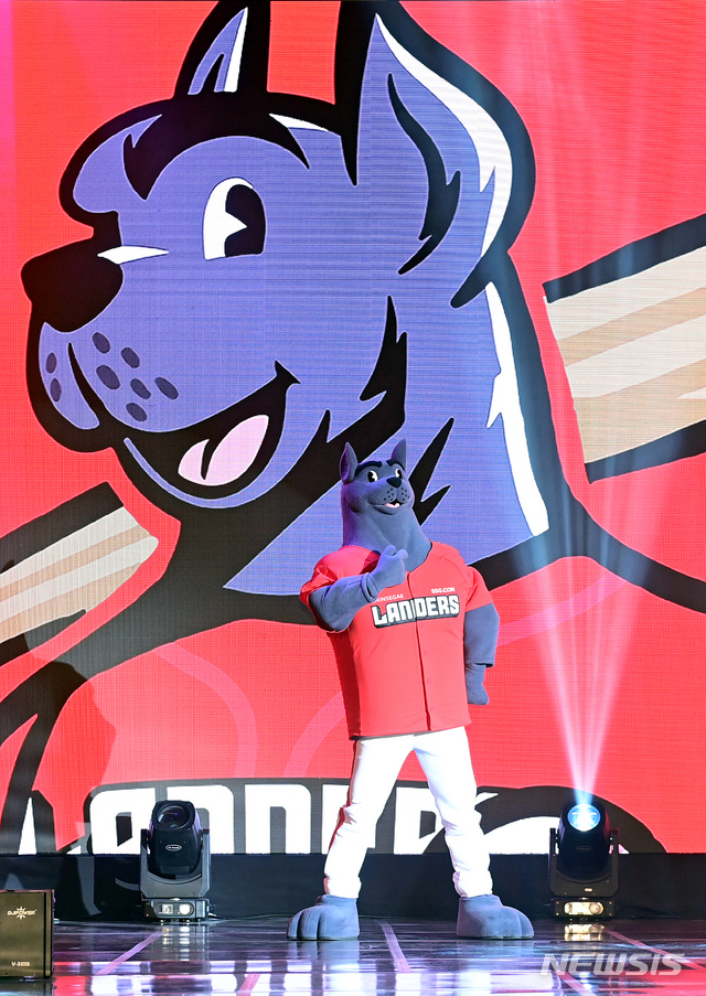[서울=뉴시스]김병문 기자 = SSG 랜더스 마스코트 랜디가 30일 오후 서울 중구 웨스틴 조선호텔에서 열린 SSG 랜더스 창단식에서 소개되고 있다. (공동취재사진) 2021.03.30. photo@newsis.com