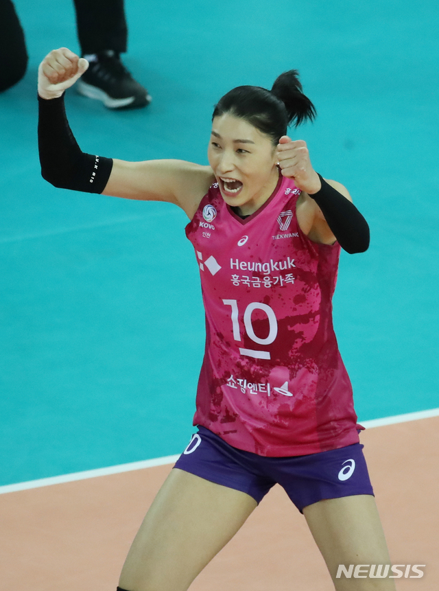 [인천=뉴시스]조수정 기자 = 30일 오후 인천 계양체육관에서 열린 프로배구 여자부 2020-2021 도드람 V-리그 챔피언결정전 3차전 흥국생명 핑크스파이더스와 GS칼텍스 서울 kixx의 경기, 흥국생명 김연경이 공격 성공 후 파이팅을 외치고 있다. 2021.03.30. chocrystal@newsis.com