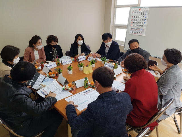 [익산=뉴시스] 강명수 기자 =전북 익산시의회는 의원연구단체인 ‘노후 공동주택 개선방향 연구모임’이 지난 30일 부송동 하나리움 관리사무실에서 대한주택관리사익산지부와 간담회를 개최했다고 31일 밝혔다. (사진 =익산시의회 제공) 2021.03.31. photo@newsis.com *재판매 및 DB 금지