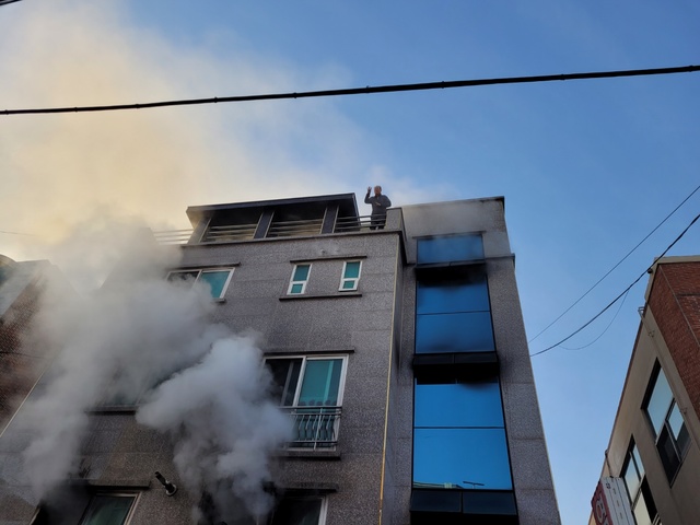 [김천=뉴시스] 원룸 화재. 해당 사진은 기사 내용과 관련이 없습니다. (사진=뉴시스 DB). photo@newsis.com *재판매 및 DB 금지